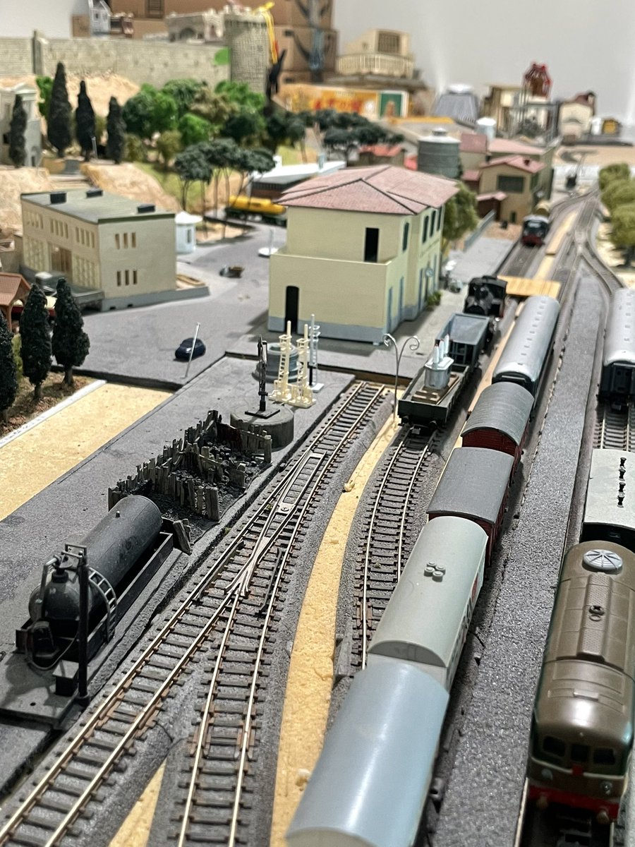 RetroMakerTV's tweet photo. Working on the layout today, dusting off some models. #nscale #trainmodels #ferromodellismo #trainlayout https://t.co/L8UdJdmaTe