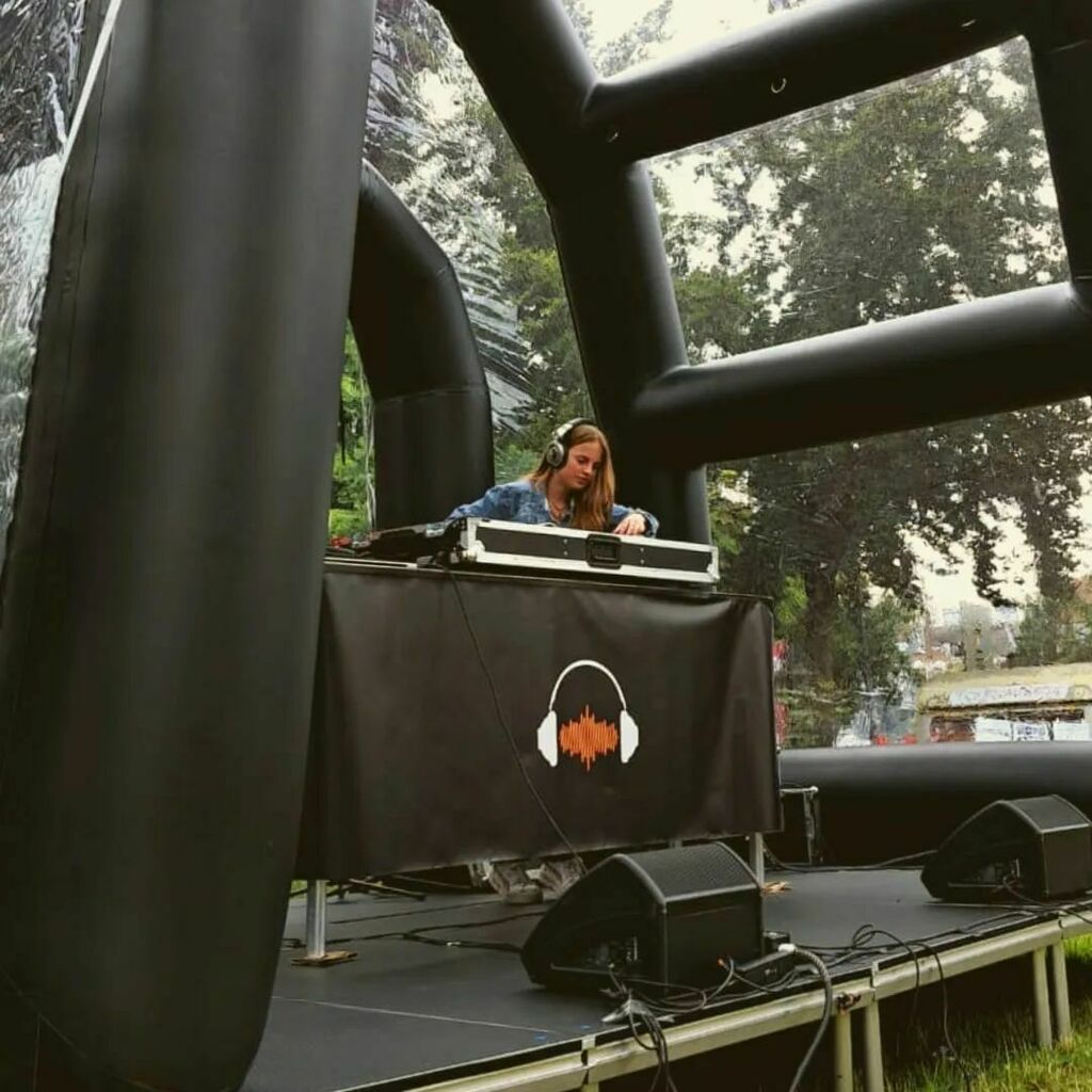 jongveens's tweet photo. Een paar weken geleden begonnen met draaien tijdens de jongereninloop in turfke, nu al op het Podium!! #talentje #silentdisco @urban_playground0318 @maakveenendaal @vlow0318 https://t.co/py6IZhbKrj https://t.co/FjKwSzdf37