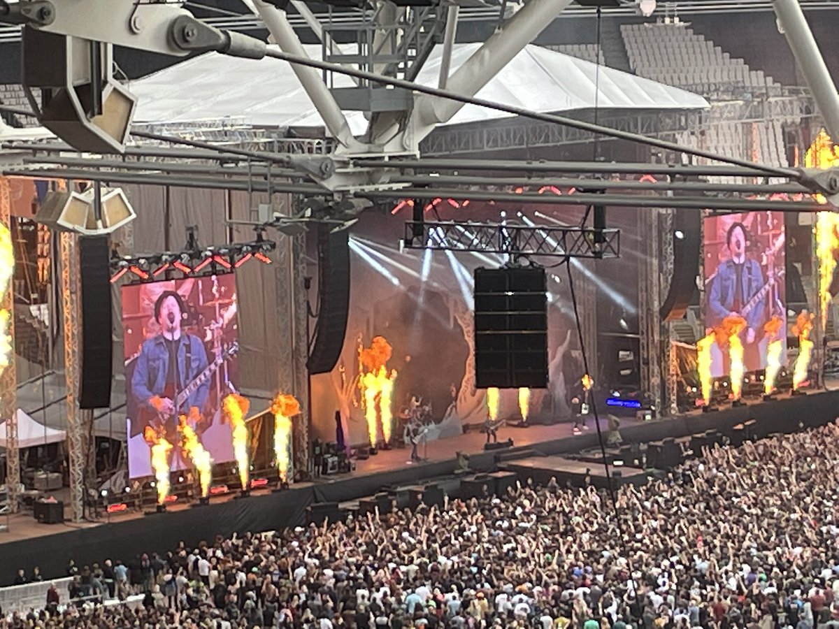 LittleFayeC's tweet photo. Dear @GreenDay, @falloutboy and @Weezer, Thank you for making my son’s first concert unforgettable! We love you ❤️🎸❤️🎸 #hellamegatour #londonstadium #GreenDay #falloutboy #Weezer https://t.co/f3Rggb8qYP