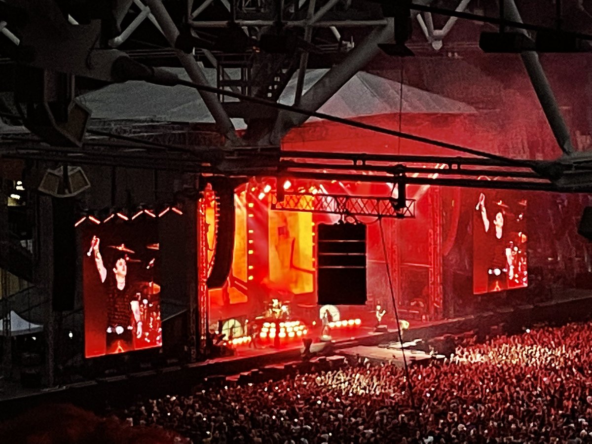 LittleFayeC's tweet photo. Dear @GreenDay, @falloutboy and @Weezer, Thank you for making my son’s first concert unforgettable! We love you ❤️🎸❤️🎸 #hellamegatour #londonstadium #GreenDay #falloutboy #Weezer https://t.co/f3Rggb8qYP