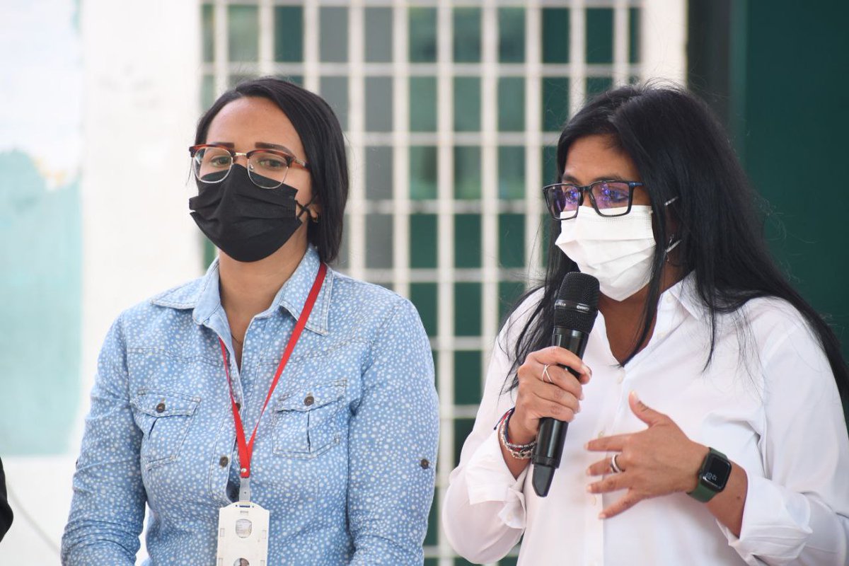 Vicepdta. <a href="/delcyrodriguezv/">Delcy Rodríguez</a>: “Si el pueblo reporta una solicitud o denuncia, inmediatamente respondemos. Lo importante es estar alineados, en sintonía, en contacto permanente para atender a nuestro pueblo". <a href="/NicolasMaduro/">Nicolás Maduro</a> <a href="/_LaAvanzadora/">Yelitze Santaella</a>