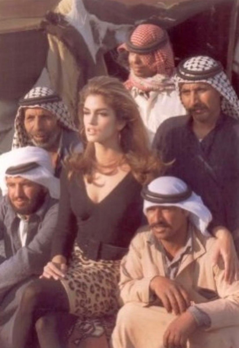 سيندي كروفورد في فلسطين مع مجموعة من الرجال لمجلة Vogue عام 1992.