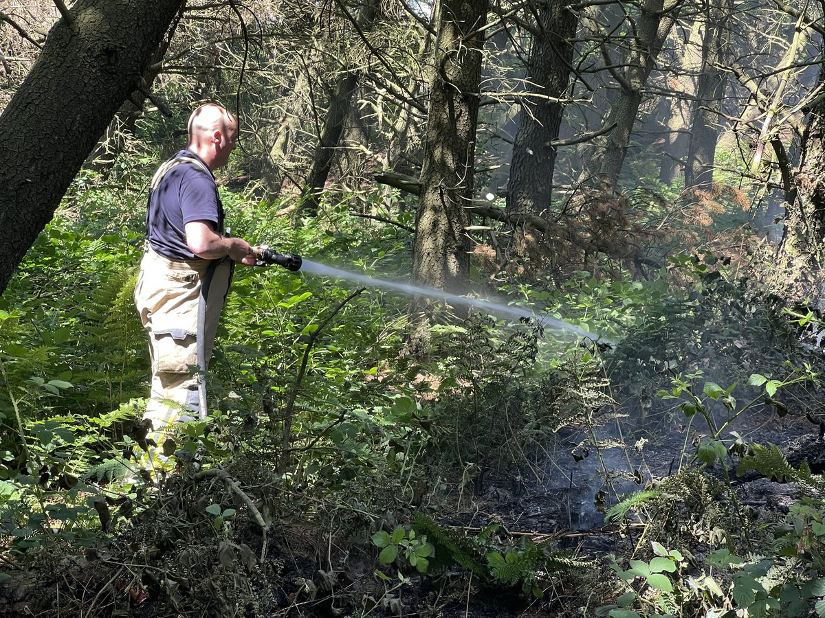 sc7138's tweet photo. Whilst conducting high visibility patrols at Winscar reservoir on the outskirts of #Barnsley, 7201 &amp; I noticed a fire in a wooded area which spread due to wind and the dry weather. Thanks to @SYFR for attending and preventing further damage. #barnsleyisbrill #specialcontribution https://t.co/VapT1E6Yah