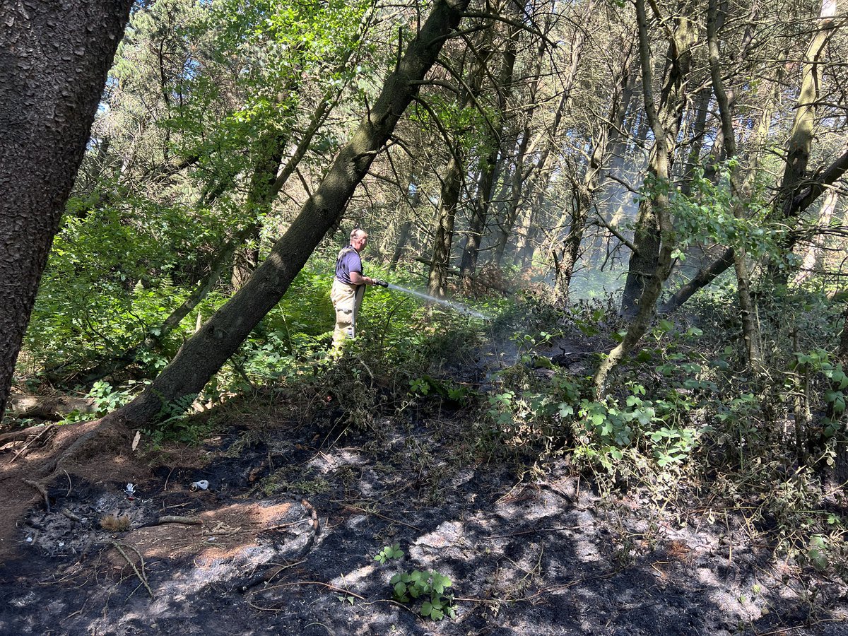 sc7138's tweet photo. Whilst conducting high visibility patrols at Winscar reservoir on the outskirts of #Barnsley, 7201 &amp; I noticed a fire in a wooded area which spread due to wind and the dry weather. Thanks to @SYFR for attending and preventing further damage. #barnsleyisbrill #specialcontribution https://t.co/VapT1E6Yah