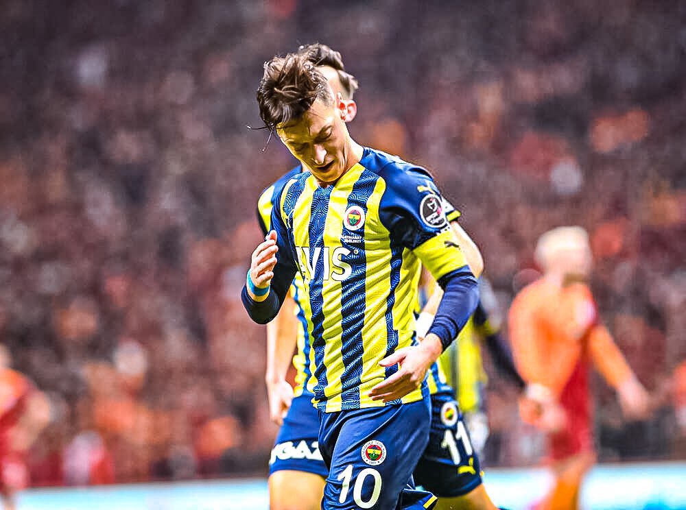 Performans istediğimiz gibi değildi ama yükselişteydi bu adam bu ligde topunu oynar. Geçen sezona bakalım hangi bölgelerde oynamış ve kaç gol ve asist yapmış. Ben Mesut Özil'i Jorge Jesus tedrisatında izlemek istiyorum.Belki bunu dediğim için linç yiyeceğim ama olsn
#ComeBackÖzil