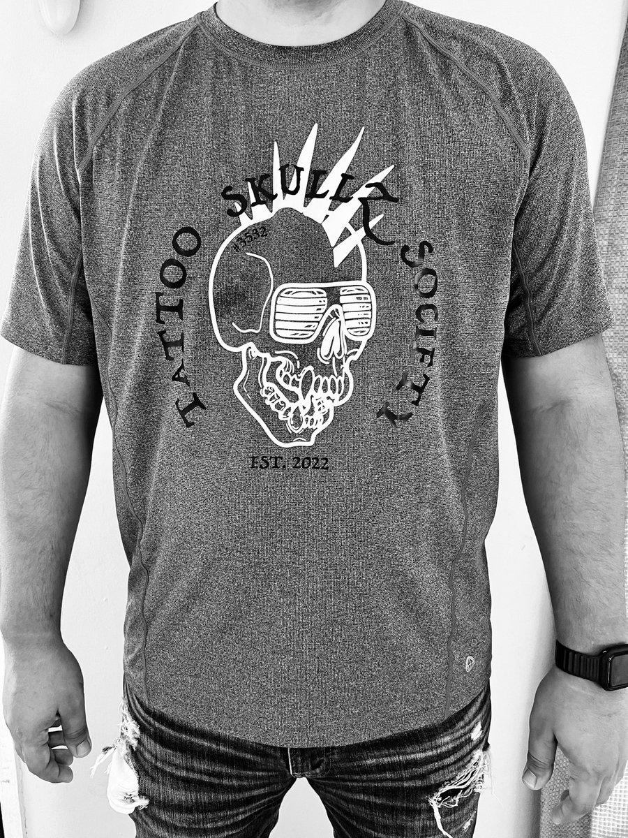 arqangelpomales's tweet photo. Estrenando la camisa que hice para “rockear” el 💀 3532 del #tattooskullzsociety @JuanSalgadoArt @OWTLW @LaConcienciaNFT https://t.co/h6aGWE1iFT