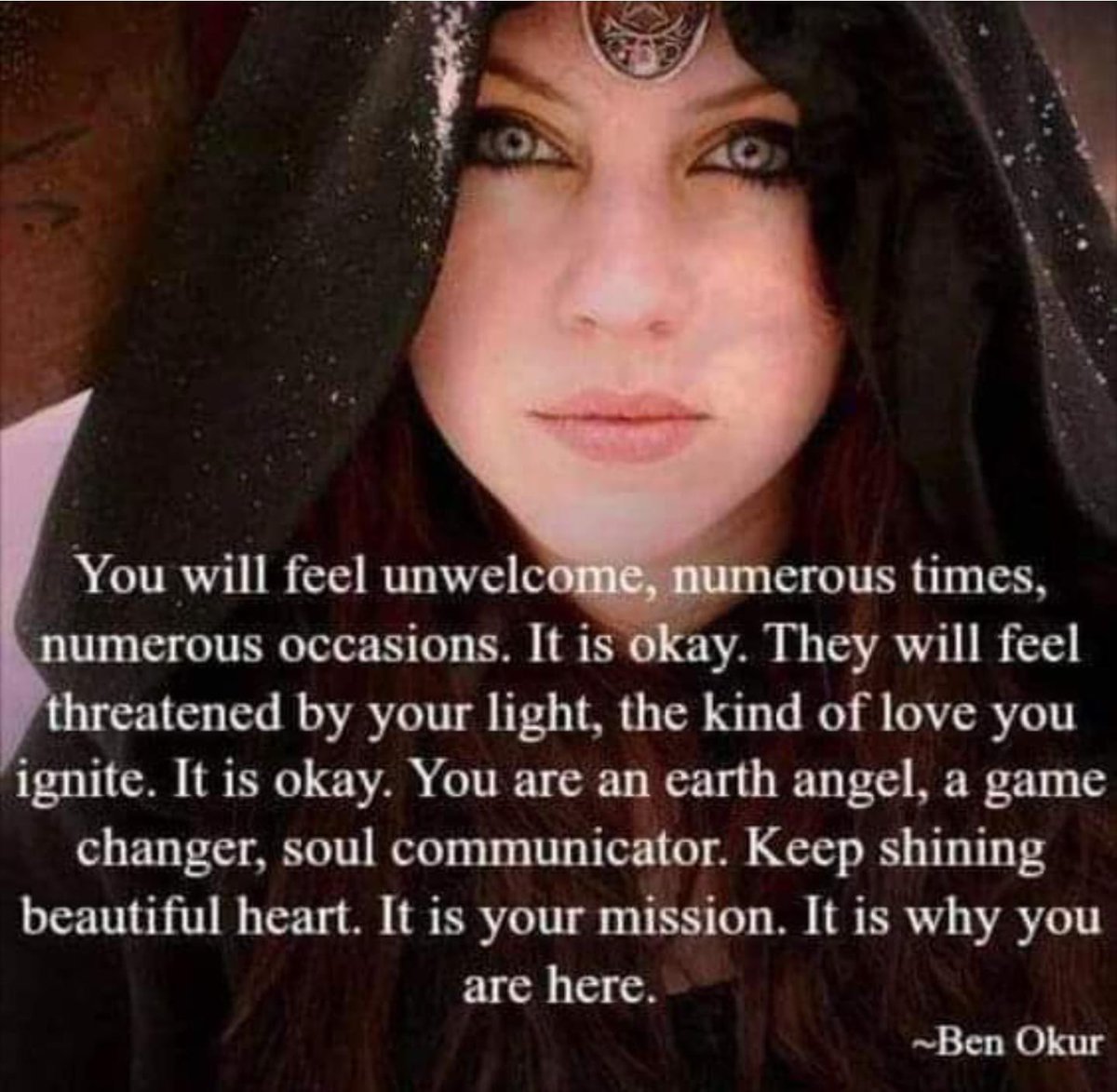 你会觉得不受欢迎，无数次，无数场合。他们会对你的光 你所点燃的那种爱感到威胁，这没关系。你是地球天使，是游戏的改变者，是灵魂的沟通者。继续保持闪耀美丽的心。这是你的使命。这就是你在这里的原因。
本·奥库 
⬇️⬇️⬇️⬇️