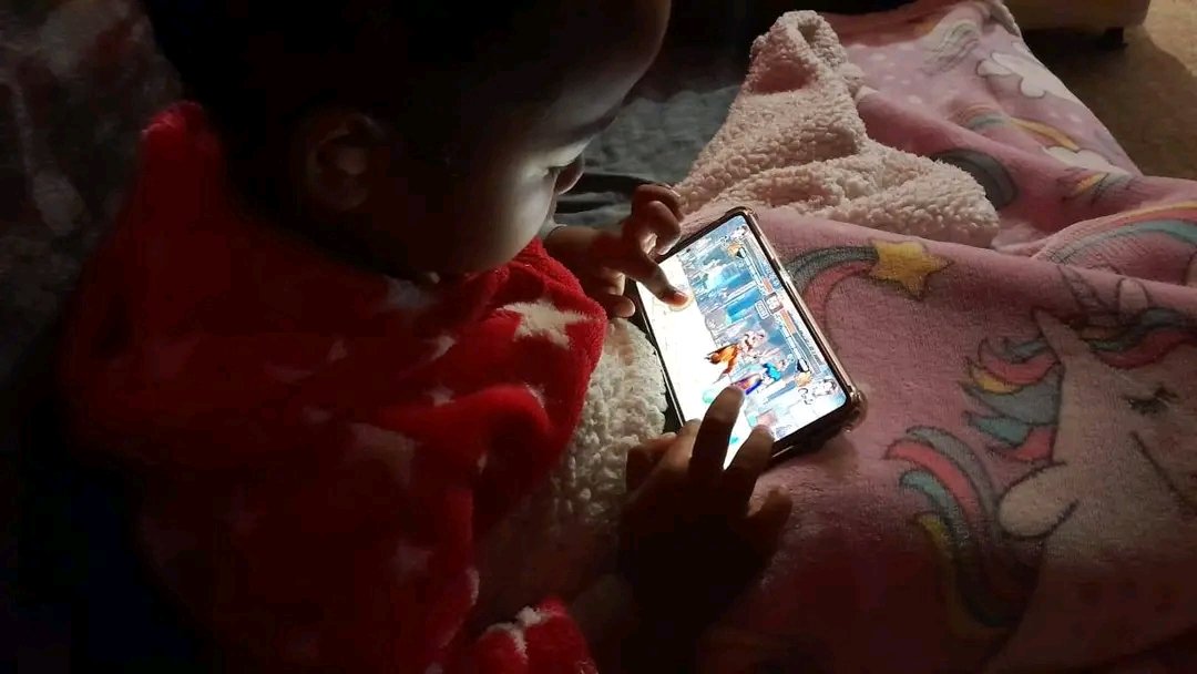 djkurtbusch's tweet photo. While EksDOM plays their favorite loadshedding game on a Saturday night, Beanie plays hers. Street Fighter 4 with Chun-Li #MyGirlie #CapcomClassics #TeachEmYoung @elianncro https://t.co/rWue5df0XM
