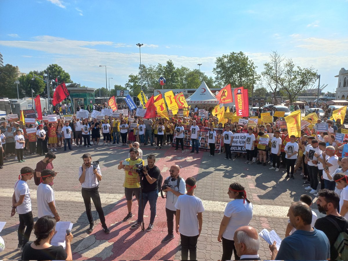 GenclikHdk's tweet photo. Sivas Katliamının 29. Yıldönümü yaklaşırken PSAKD İstanbul Şubelerinin çağrısıyla Kadıköy'deki anmaya Gençlik Örgütleri olarak katıldık.

Katillerden hesabı gençlik soracak! https://t.co/aluiea77jL