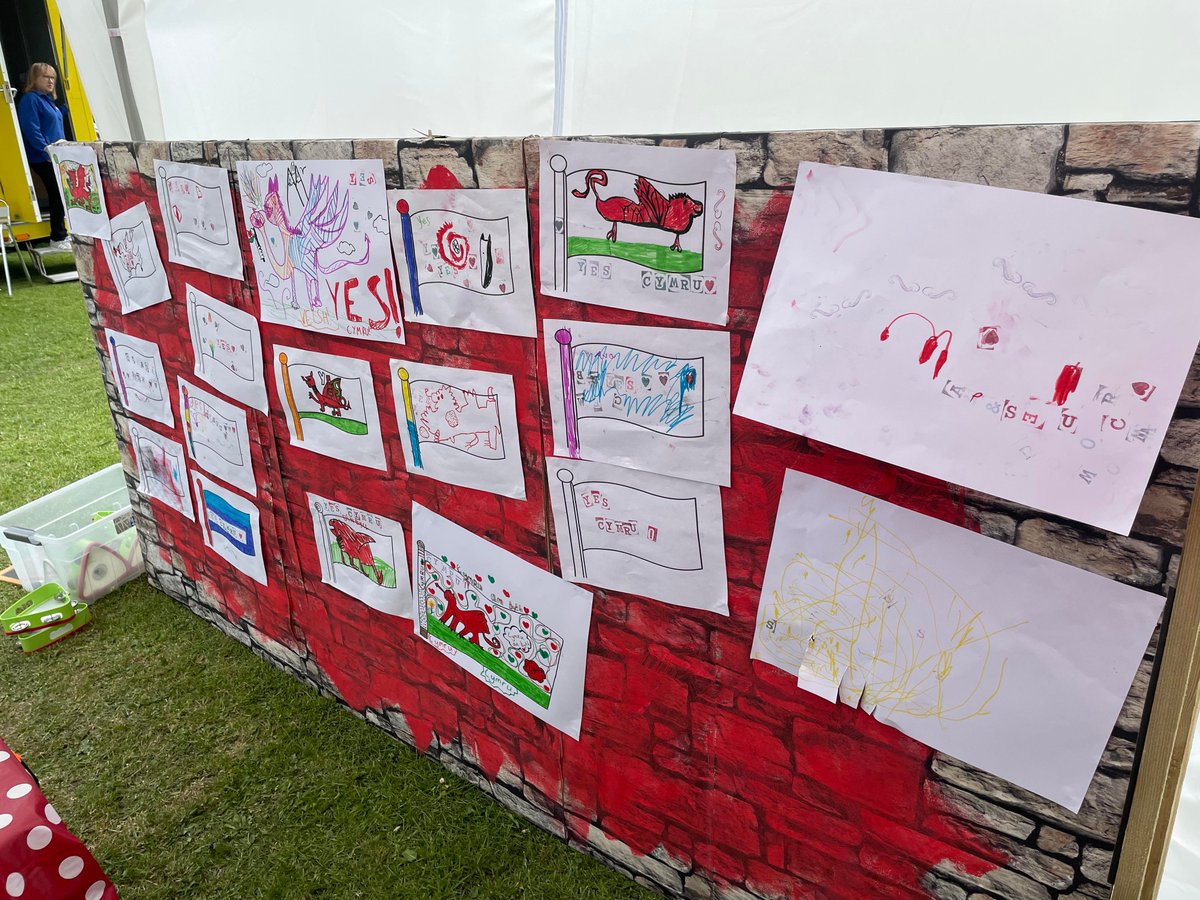 Cawsom ddiwrnod llwyddiannus iawn yng Ngharnifal Dinbych. Mae dyfodol Cymru'n edrych yn addawol yn nwylo'r plant.  
Very successful day at Denbigh Carnival. Wales' future safe in little hands, #YesCymru.