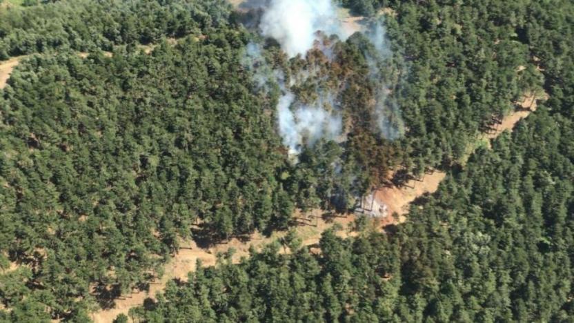 İzmir'de bugün saat 15.30 sıralarında Kemalpaşa'ya bağlı Ovacık Köyü'nde ormanlık alanda yangın çıktı.

İzmir Orman Bölge Müdürlüğü ekiplerinin sarp arazideki alevlere havadan ve karadan yoğun müdahalesi sonrası alevler kontrol altına alındı.