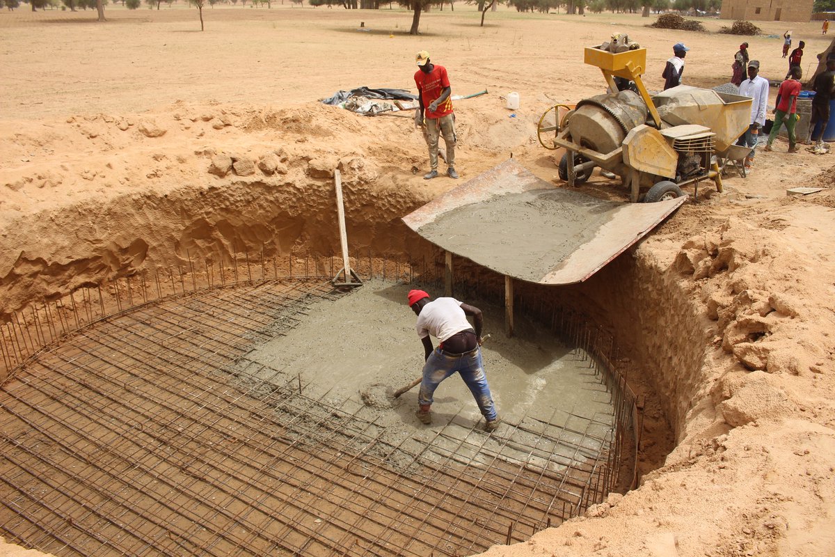 FAOWestAfrica's tweet photo. Dans le cadre du projet #1MCSahel plus d'une centaine de citernes de de collecte et de stockage de l'eau de pluie 🌧☔ sont en construction au #Senegal 🇸🇳 au bénéfice des communautés vulnérables. 
Parce que sans eau 💧 il n’y a pas de sécurité alimentaire 👨🏿‍🌾🌾 possible. https://t.co/a6IOQoysdj