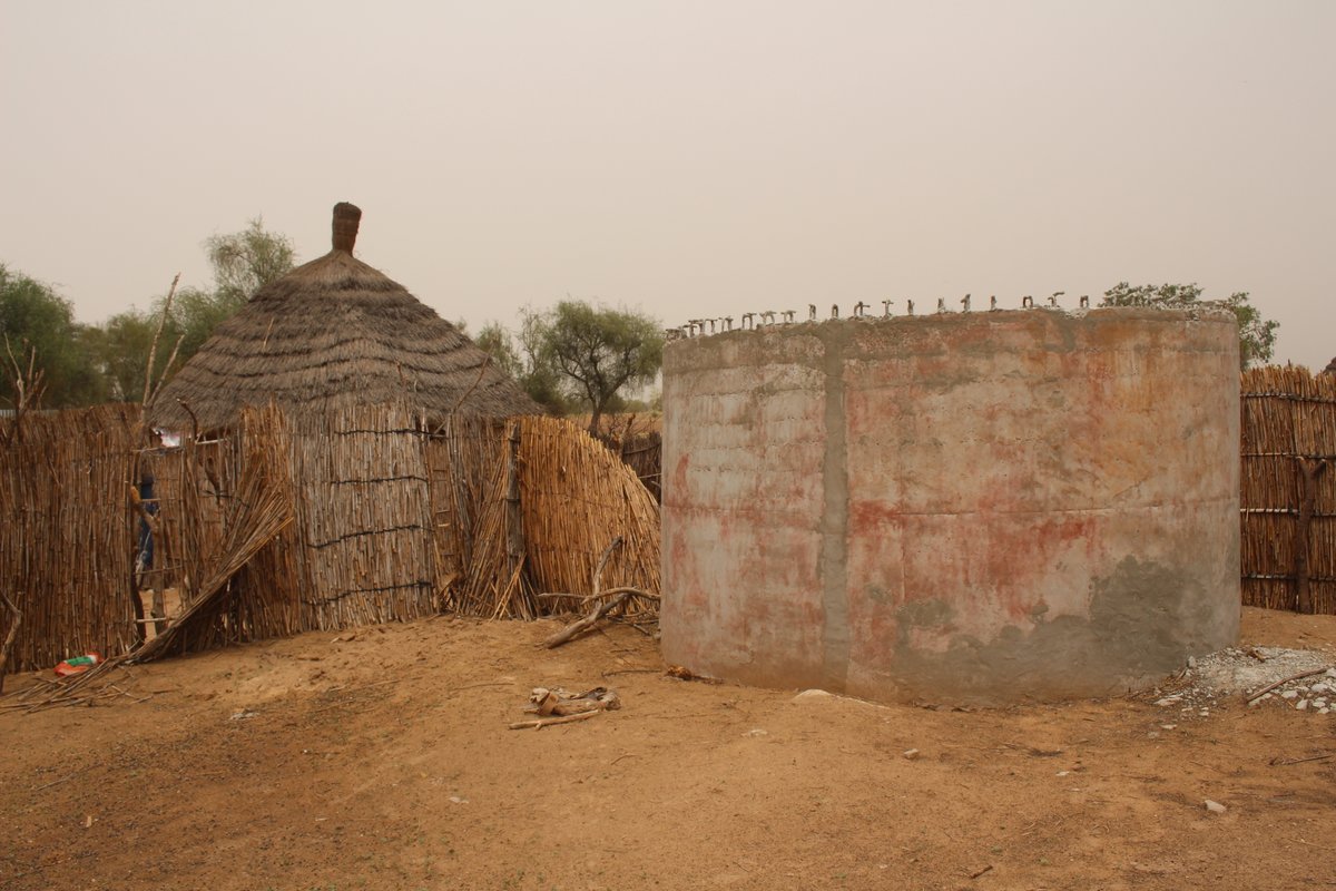 FAOWestAfrica's tweet photo. Dans le cadre du projet #1MCSahel plus d'une centaine de citernes de de collecte et de stockage de l'eau de pluie 🌧☔ sont en construction au #Senegal 🇸🇳 au bénéfice des communautés vulnérables. 
Parce que sans eau 💧 il n’y a pas de sécurité alimentaire 👨🏿‍🌾🌾 possible. https://t.co/a6IOQoysdj