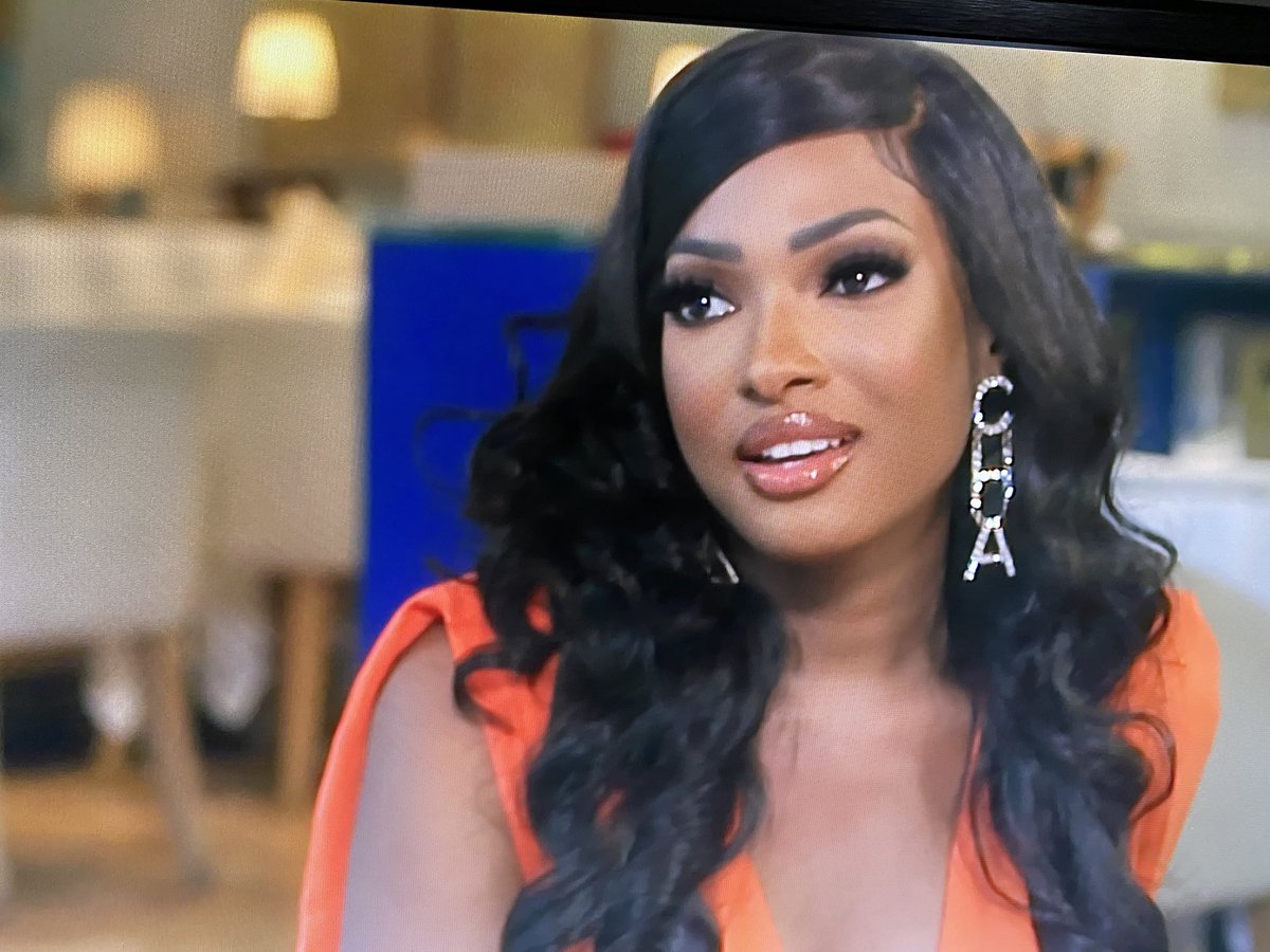 Cracks me up when they put those CHANEL earrings backward and it NELCHA! Lol! If I had a dime for every time I see it. Some are still learning how mirrors work.