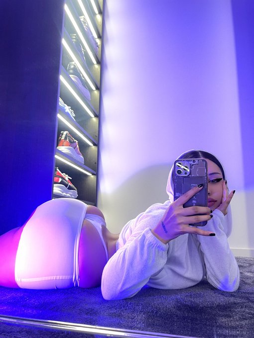 Watch Gina Savage's leaked NSFW photo on TwXstars