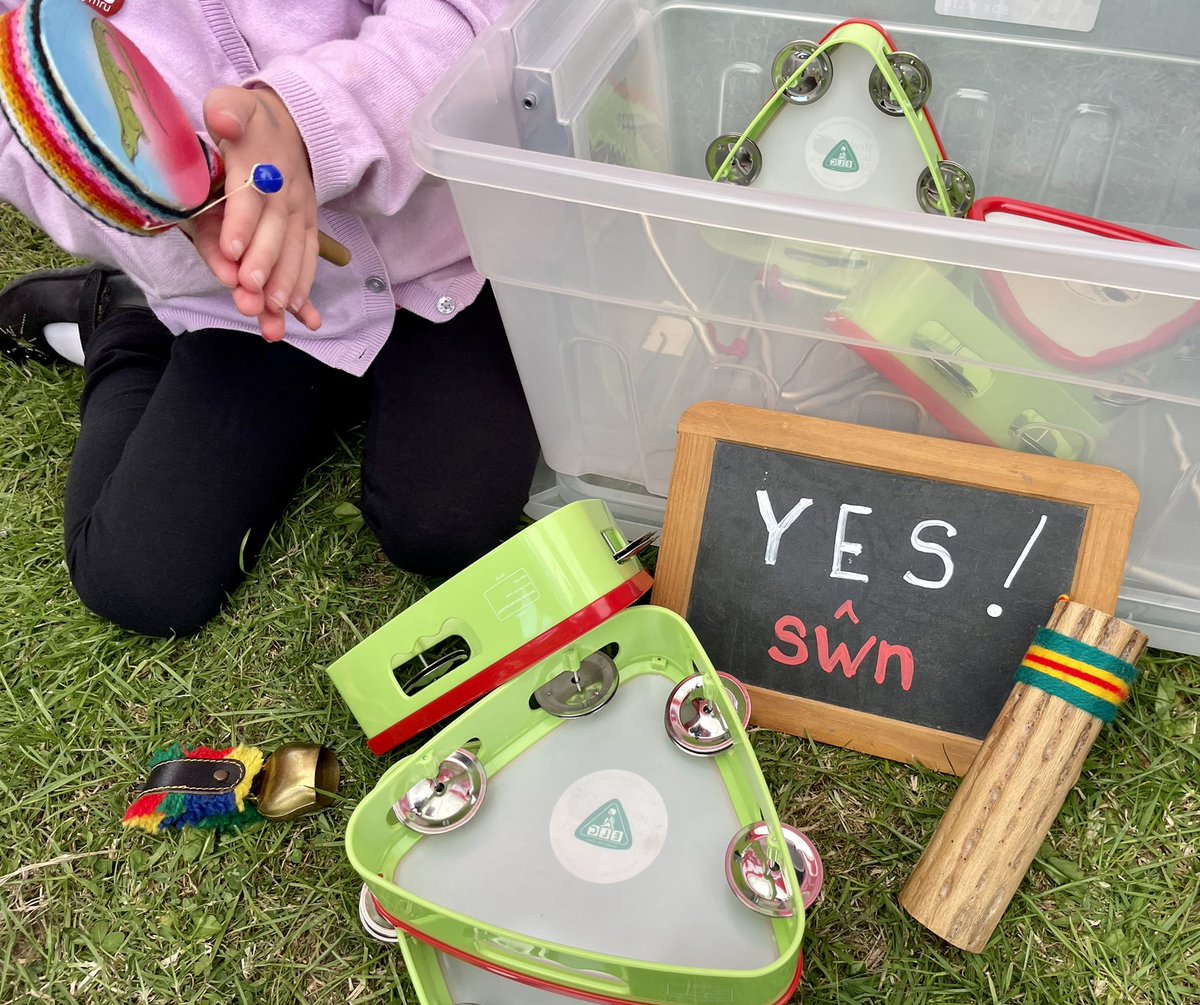 🤹‍♀️🎪 Jyglo rhwng pebyll <a href="/OpenDoors_D/">DrysauDinbych🗝🏴󠁧󠁢󠁷󠁬󠁳󠁿OpenDoorsDenbighshire</a> a <a href="/YesDinbych/">Yes Cymru Dinbych</a> heddiw yng ngharnifal #Dinbych #cymuned Fab #community event #Denbigh Nacyrd ŵan ond yn siriysli meddwl picied i #Llansannan i gig @Candelasband