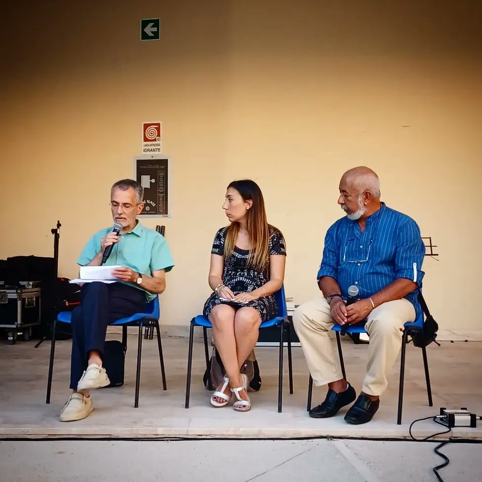 festivAlghero's tweet photo. @leonardopadura, accompagnato da @CostantinoCossu, ci racconta il suo ultimo romanzo #ComePolvereNelVento (@libribompiani). Traduzione di Maria Laura Serrau
 #TraDueSponde > https://t.co/REzRsiZ78c

#dallaltrapartedelmare #CyranoAlghero #alghero #libri https://t.co/YQSpborfFj