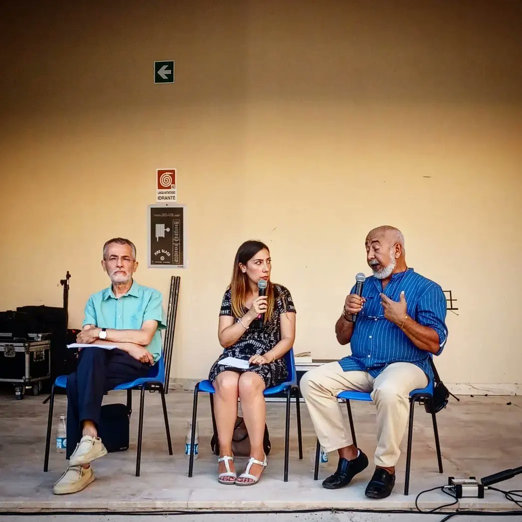 festivAlghero's tweet photo. @leonardopadura, accompagnato da @CostantinoCossu, ci racconta il suo ultimo romanzo #ComePolvereNelVento (@libribompiani). Traduzione di Maria Laura Serrau
 #TraDueSponde > https://t.co/REzRsiZ78c

#dallaltrapartedelmare #CyranoAlghero #alghero #libri https://t.co/YQSpborfFj