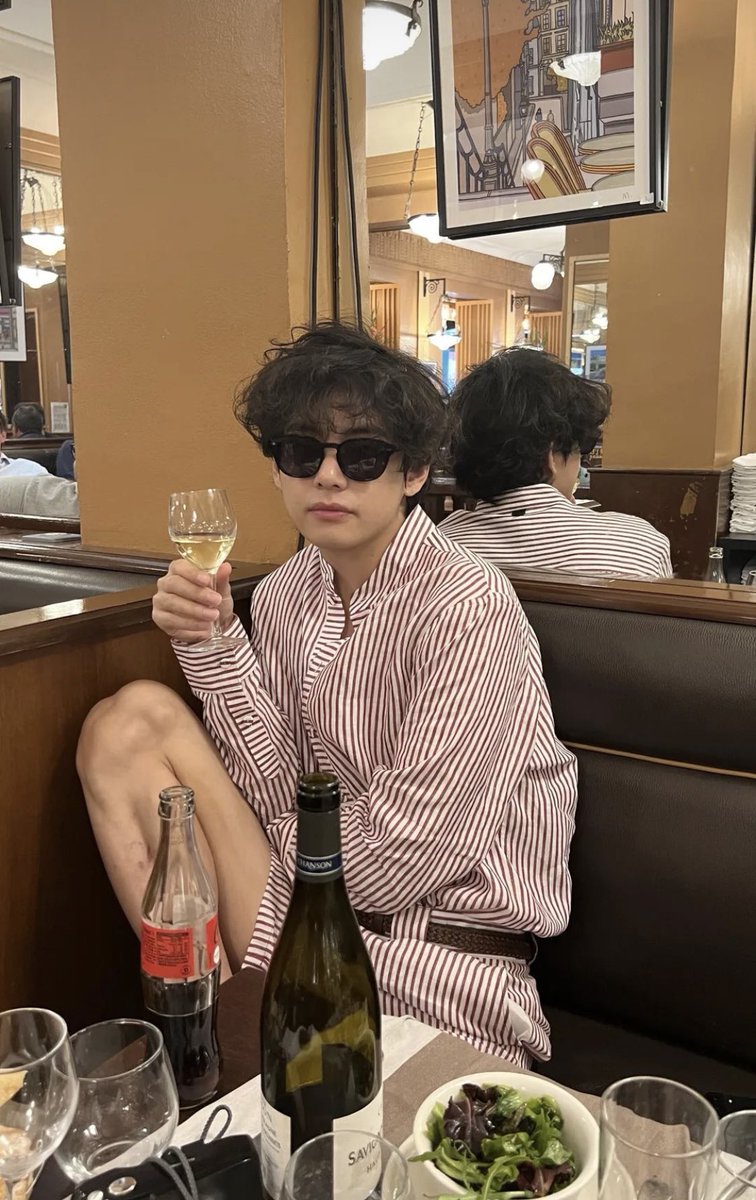 Robinjs2000's tweet photo. A little burgundy Chardonnay in Tae’s glass. Love to see it 💜 @BTS_twt #WhatBTSDrinks https://t.co/hJ1WrwcZQG
