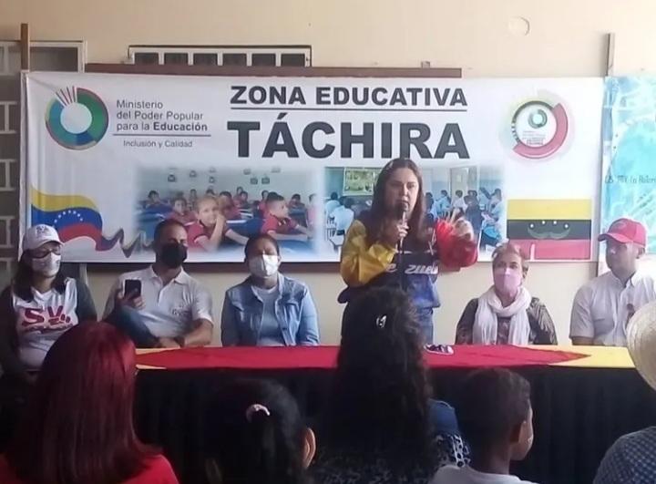 #Táchira Jefa de @ZonaEducTachira Lcda. <a href="/Berzabethg1/">Berzabethgandicaoficial</a> realiza control y seguimiento durante la confrontación de las Brigadas Comunitarias Militares para la Educación,tal y como lo orientó nuestro Pte. <a href="/NicolasMaduro/">Nicolás Maduro</a> @MPPEDUCACION
<a href="/_LaAvanzadora/">Yelitze Santaella</a>
<a href="/DGSEMPPE/">DIRECCIÓN GENERAL DE SUPERVISIÓN MPPE</a>
 #BricomilesMiEscuelaBella