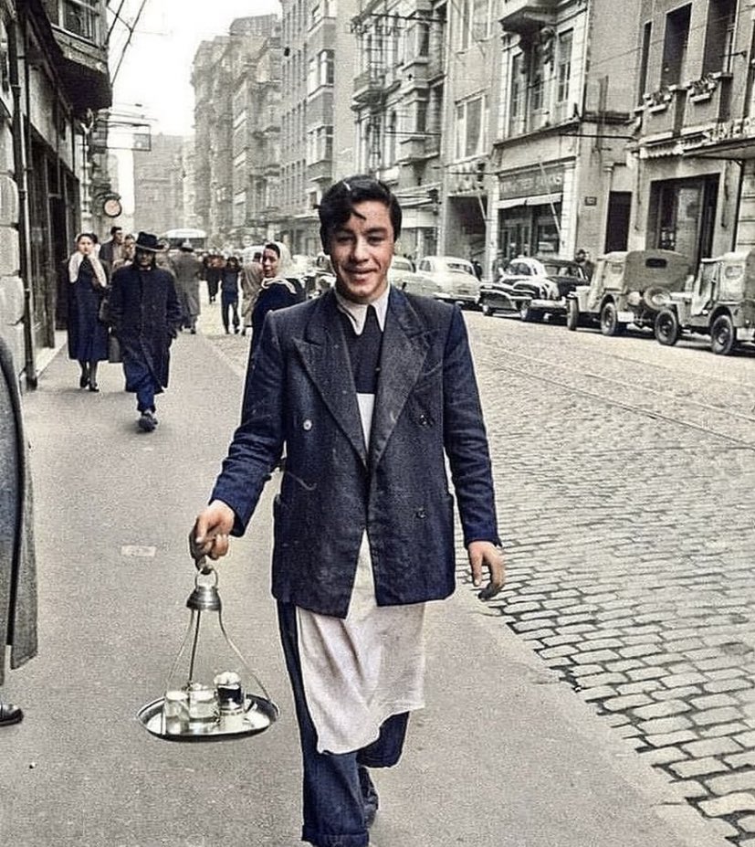 TarihteOan's tweet photo. 1959, İstanbul. Bir kahveci çırağı. https://t.co/E6haN090dj