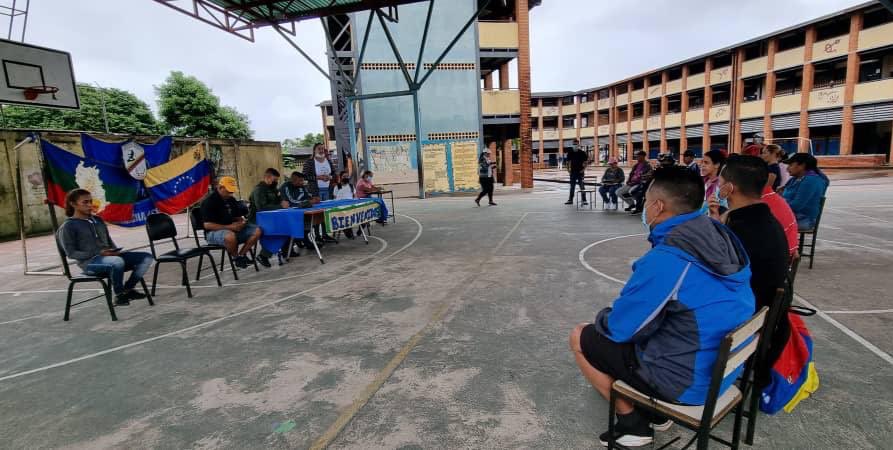 mincomunas_ve's tweet image. #EnFotos📸| Desde la Unidad Educativa Cecilio Acosta en el Municipio Atures, estado #Amazonas, el #PoderPoder está activando la #BRICOMILES.  

#BricomilesMiEscuelaBella