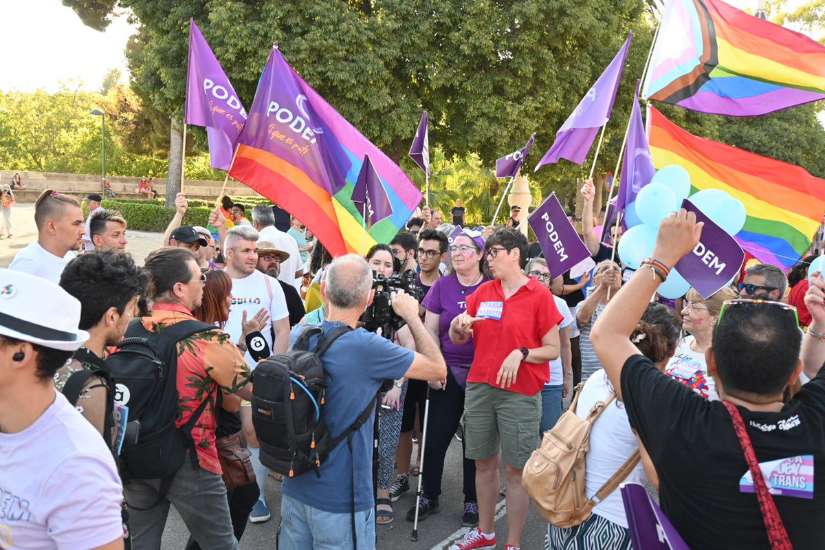 Podem_'s tweet photo. 🌈La nostra comitiva arranca la manifestació de l'Orgull 2022 amb la síndica @pilar_lima.

#OrgullDeDrets 🏳️‍⚧️🏳️‍🌈 https://t.co/7HOfMntdrP