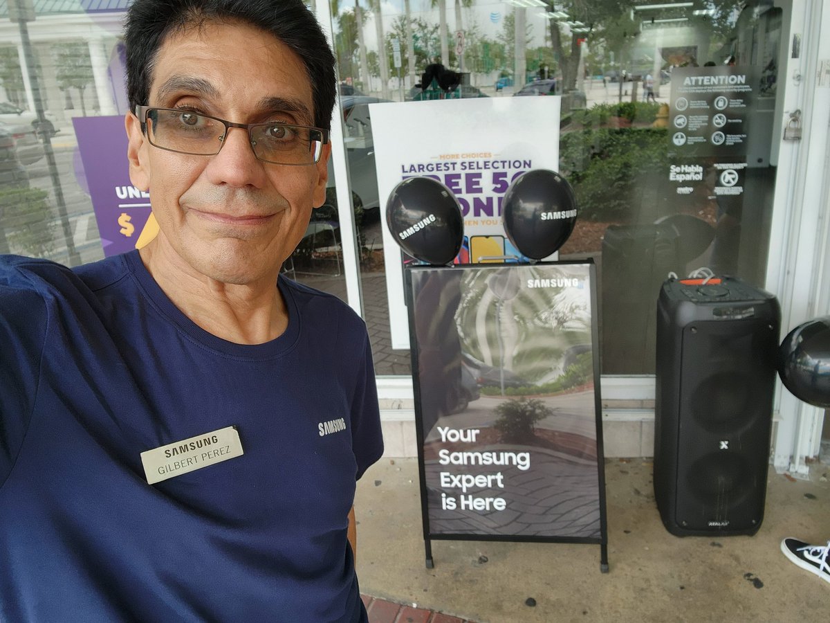 A quien no le gusta una rifa? Still rolling at @MetroByTMobile in #Homestead Washington Ave! Live demos, raffles, and fun.