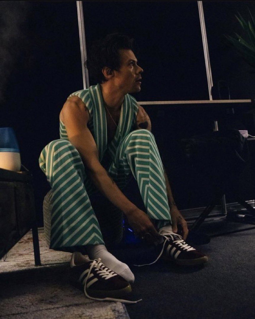 shamehollander's tweet photo. why did i never think about the fact that he puts on his own shoes???? https://t.co/o0GoS7gAg0