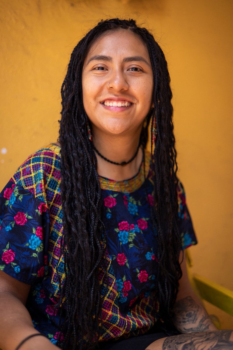 TecScience_'s tweet photo. En 🇲🇽 es difícil encontrar peluqueros que sepan cortar o perinar el cabello afro. La activista Georgina Diédhiou ha encontrado solamente dos trenzadoras en CDMX, en #TecReview hablamos con una de ellas. 👇🏼
🖋️@Susan_Irais
📷 Diego Álvarez
https://t.co/Cux9S0LBnQ https://t.co/Kj87VQHfm5