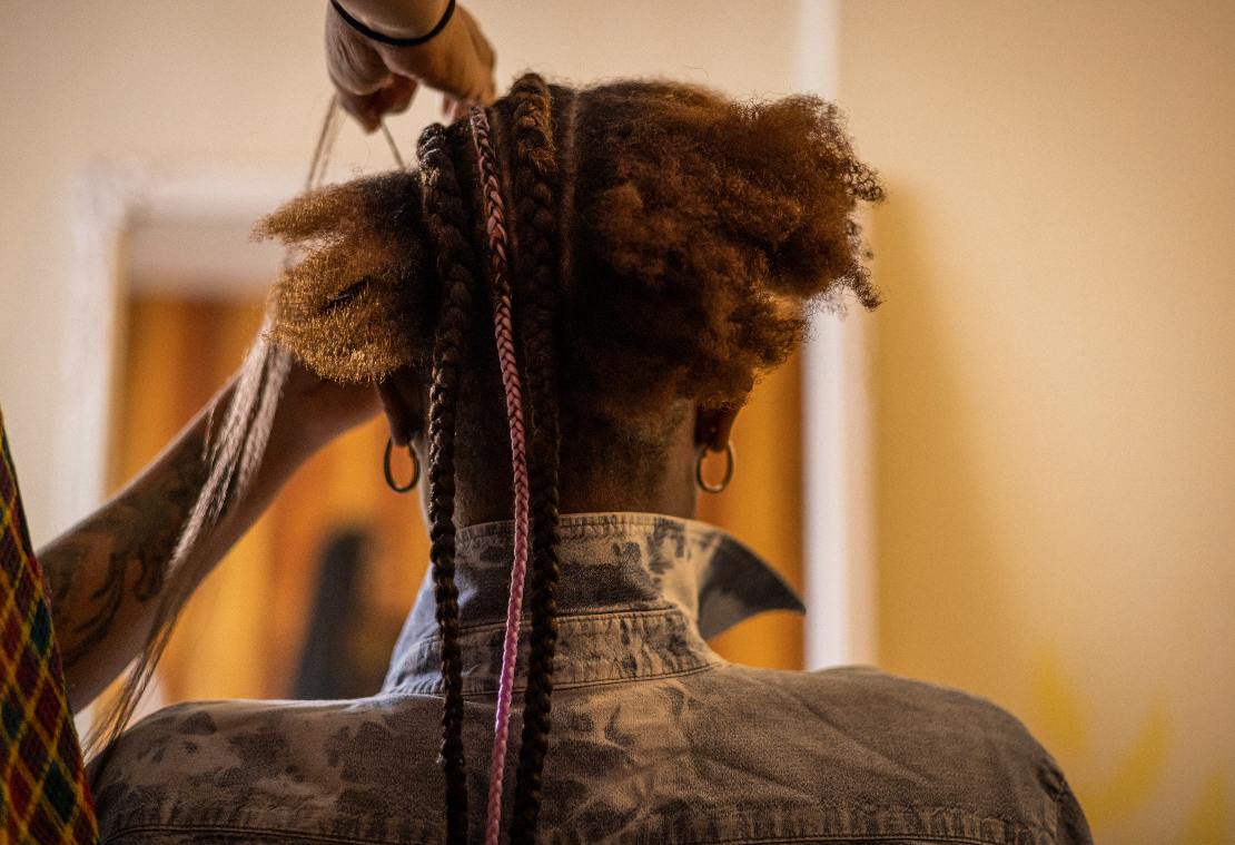 TecScience_'s tweet photo. En 🇲🇽 es difícil encontrar peluqueros que sepan cortar o perinar el cabello afro. La activista Georgina Diédhiou ha encontrado solamente dos trenzadoras en CDMX, en #TecReview hablamos con una de ellas. 👇🏼
🖋️@Susan_Irais
📷 Diego Álvarez
https://t.co/Cux9S0LBnQ https://t.co/Kj87VQHfm5