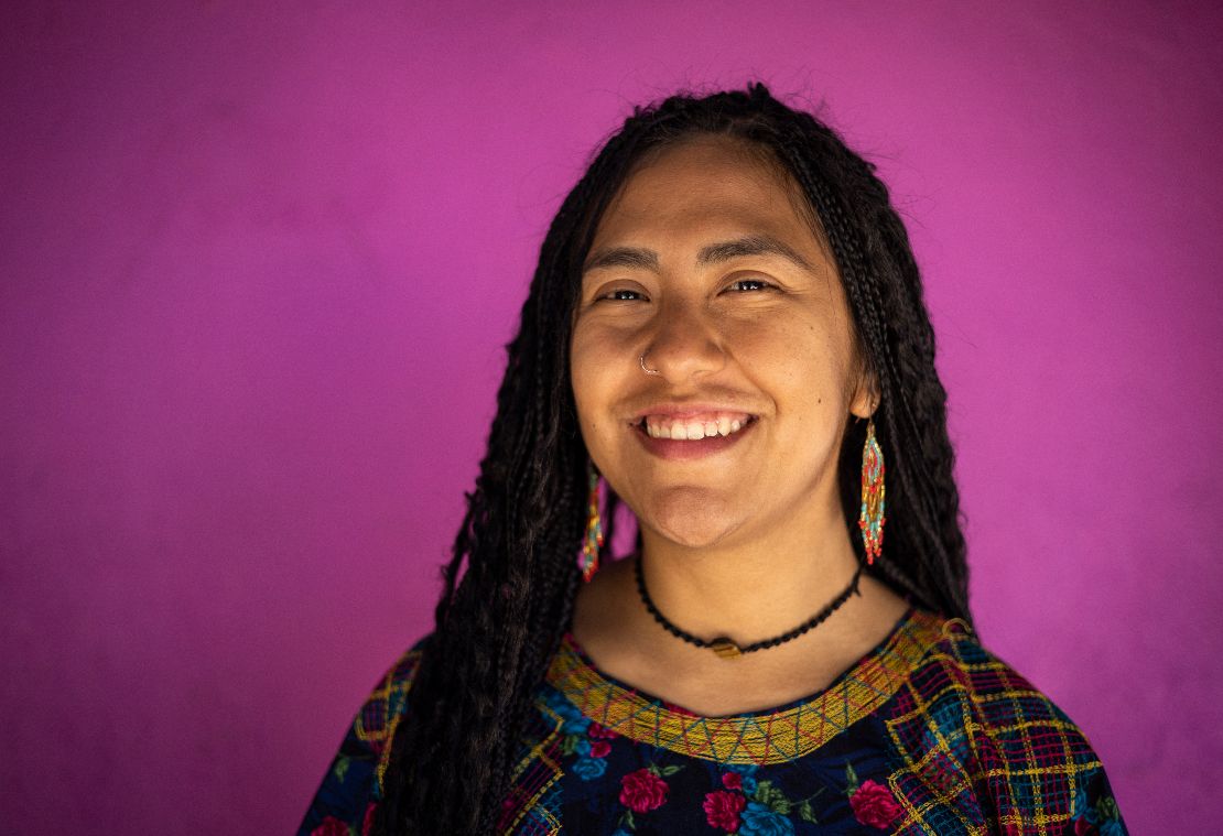 TecScience_'s tweet photo. En 🇲🇽 es difícil encontrar peluqueros que sepan cortar o perinar el cabello afro. La activista Georgina Diédhiou ha encontrado solamente dos trenzadoras en CDMX, en #TecReview hablamos con una de ellas. 👇🏼
🖋️@Susan_Irais
📷 Diego Álvarez
https://t.co/Cux9S0LBnQ https://t.co/Kj87VQHfm5
