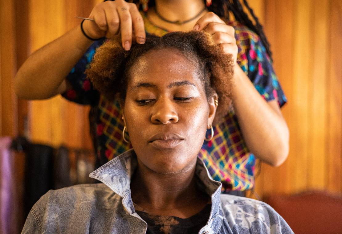 TecScience_'s tweet photo. En 🇲🇽 es difícil encontrar peluqueros que sepan cortar o perinar el cabello afro. La activista Georgina Diédhiou ha encontrado solamente dos trenzadoras en CDMX, en #TecReview hablamos con una de ellas. 👇🏼
🖋️@Susan_Irais
📷 Diego Álvarez
https://t.co/Cux9S0LBnQ https://t.co/Kj87VQHfm5