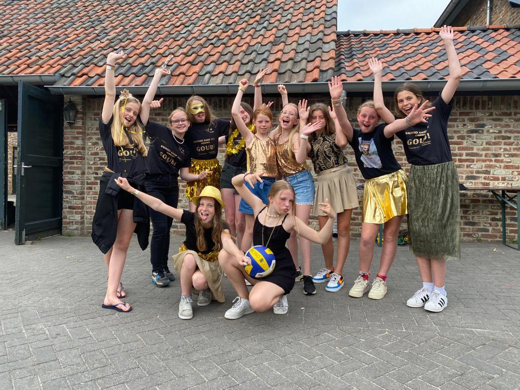 kalinkokamp's tweet photo. Laat die bonteavond maar beginnen!!🎉🎉 #bonteavond #allemaaloptreden  #afsluitenmetdedisco #metdevoetjesvandevloer #waarisdatfeestje?! https://t.co/D7vLUys3yo