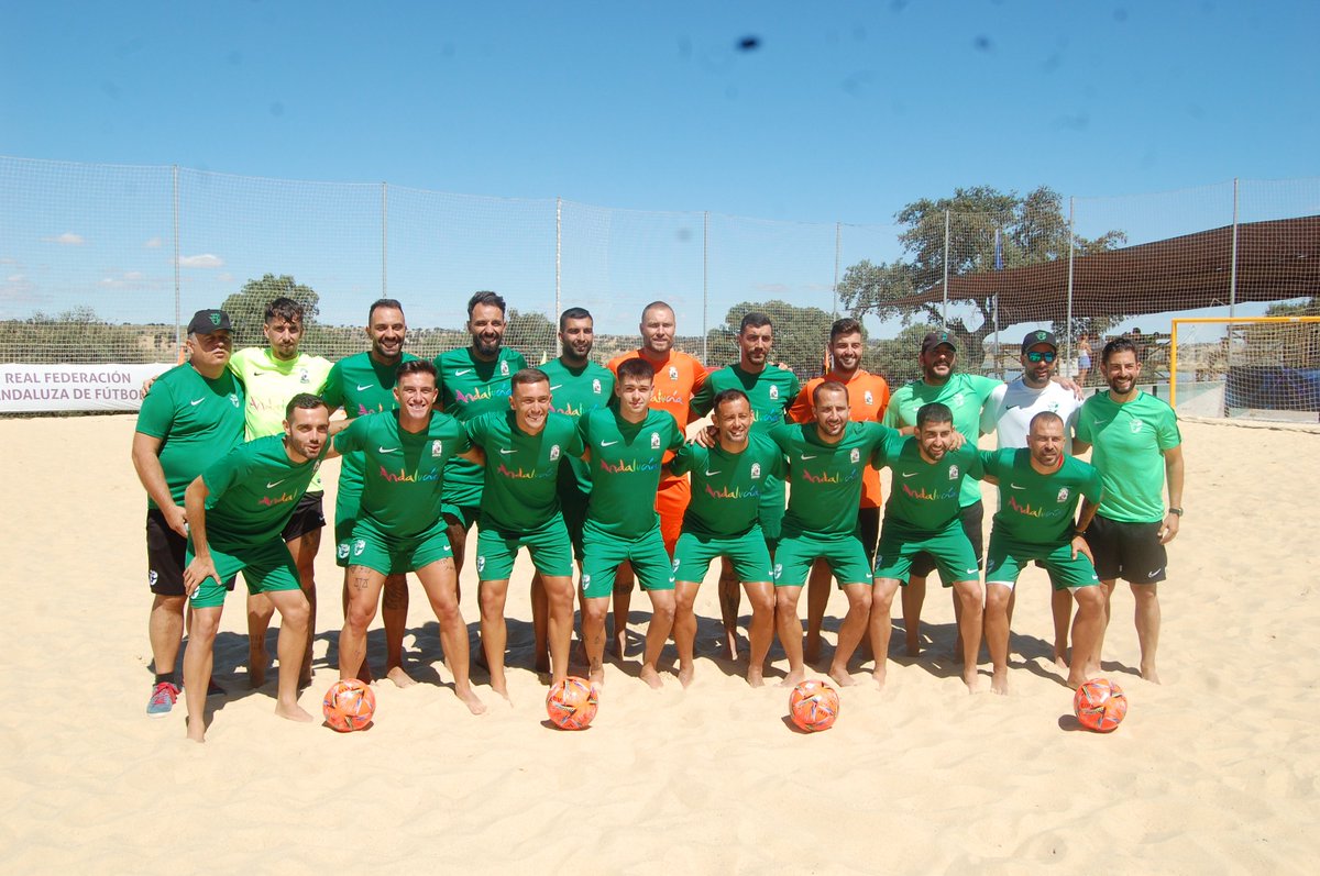 RFAFCordoba's tweet photo. Hoy en La Colada @aytoelviso doble sesión trabajo andaluza sénior masculina FútbolPlaya dirigida #EzequielCarrera @JoseIgnacioSanchez @RFAF @RFAFCordoba @Martintorralbo con @AAdelamor seleccionador andaluz juvenil/cadete. En los convocados, los cordobeses #Aythami #Sancho #Moro https://t.co/K5Peuyl7s2