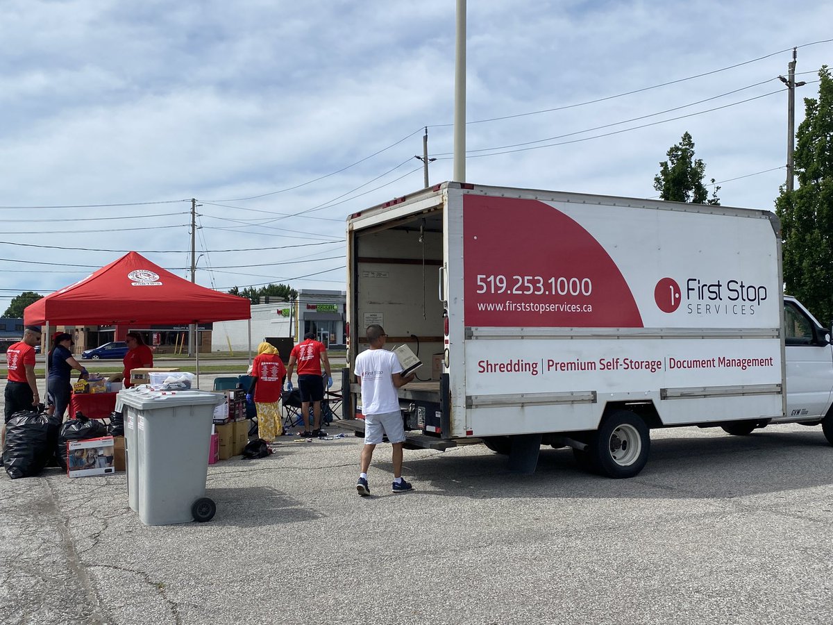tecumsehmall's tweet photo. 🚨Still time: Drive-thru event at #tecumsehmall for @CStoppers &amp; #FirstStopServices, TODAY TILL 3PM, #FREE Drop-off of unwanted #medications, FREE Drop-off &amp; COLLECTION OF CANS/BOTTLES. +#SHREDDING YOUR #DOCUMENTS for $10/Box, w/ proceeds to help support #CrimeStoppers prog ♻️💚 https://t.co/2s46l13a0H