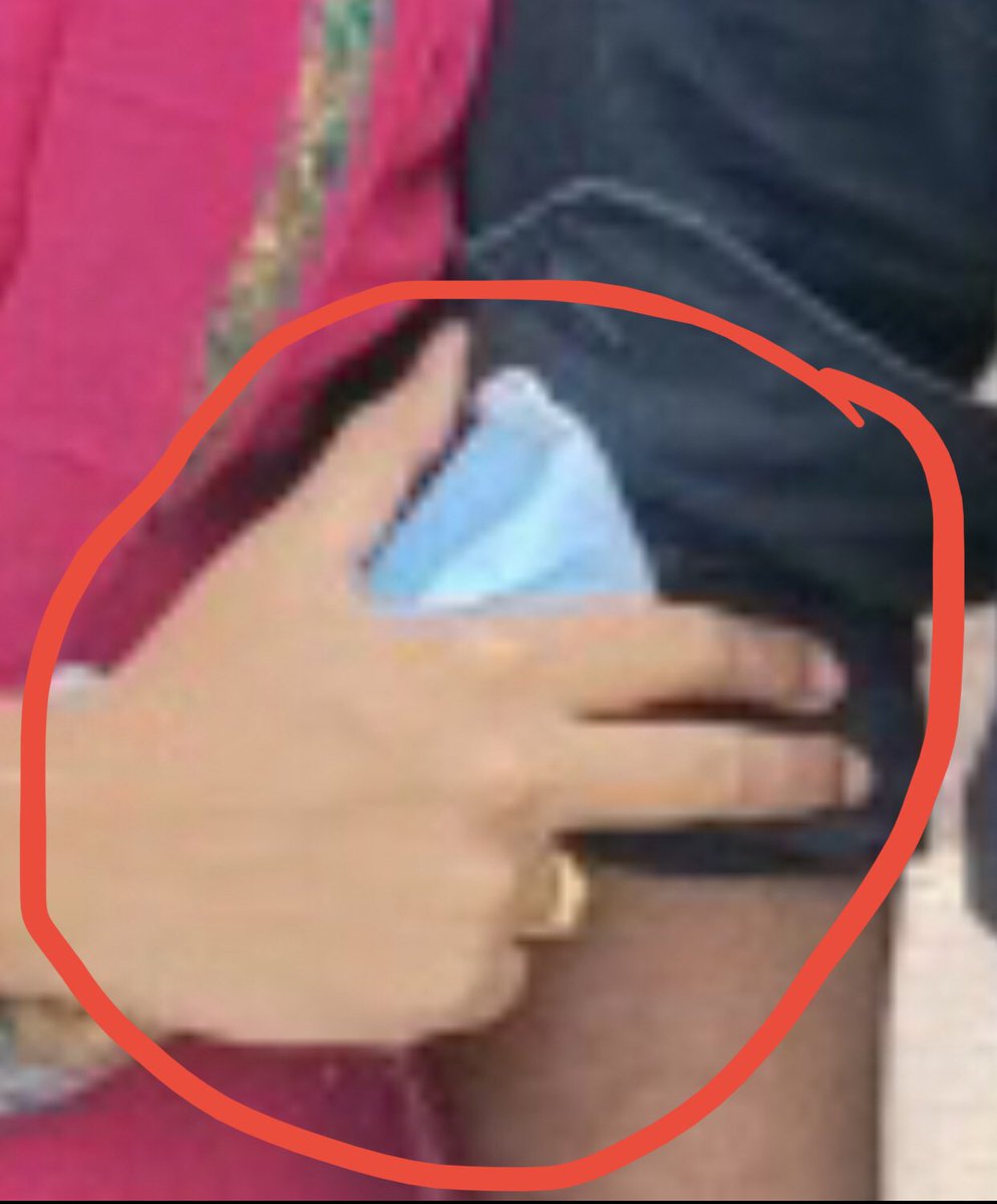 bbRandomViewer's tweet photo. Just logged into Twitter after long time and can’t resist myself tweeting this after seeing some silly,cringe,creepy tweets🤣✌️

Spoof: What everyone see, and what #Chandu fans see! Just wanna show how their own medicine taste!😉

#RJChaitu #BiggBossNonStop #BiggBossNonStopTelugu https://t.co/L6tH2keJbR
