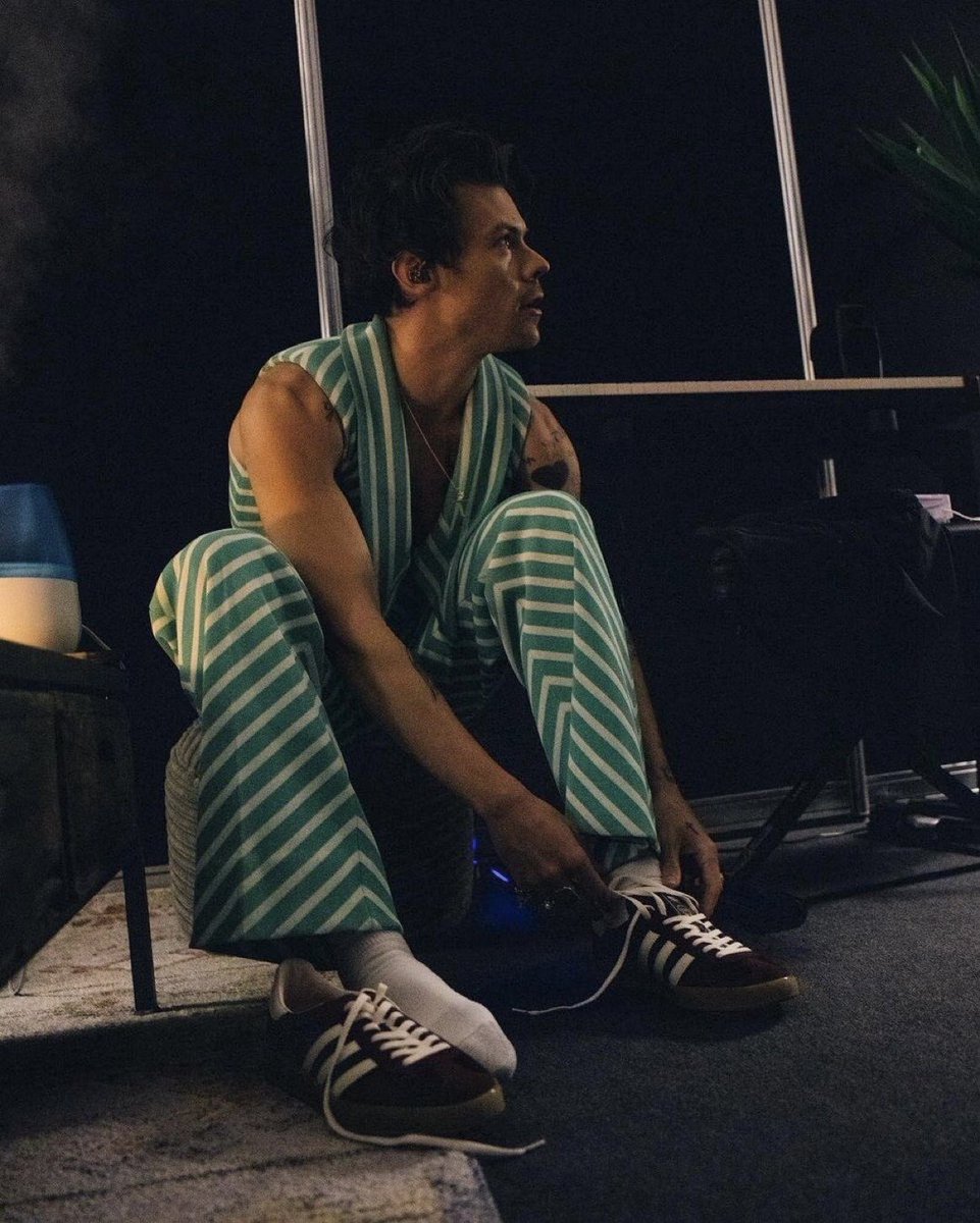 TheHarryNews's tweet photo. Harry backstage in Dublin by Lloyd WakefieId https://t.co/YgKsOm3tEK