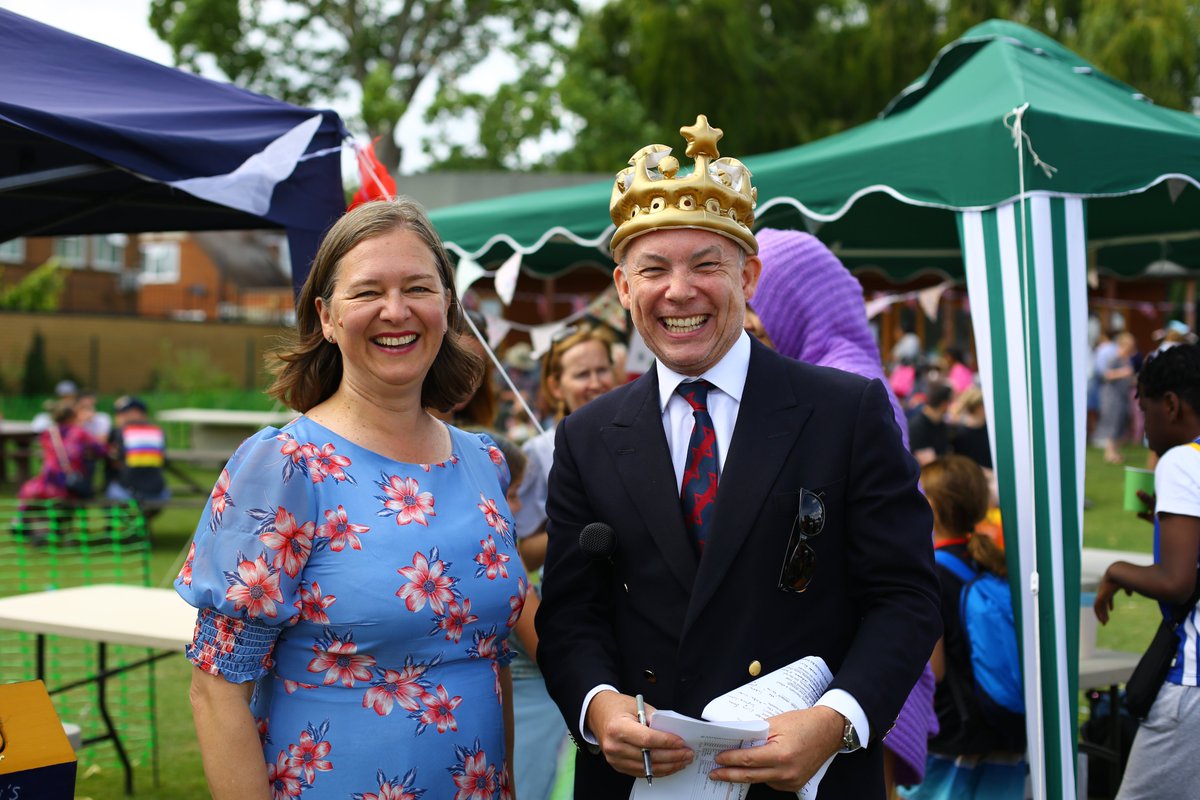 lexiloola's tweet photo. @PutneyFleur helping with the raffle draw at the @StMikesCoE 'Royal Garden Party' Summer Fete this afternoon https://t.co/uEsf0PPC6b