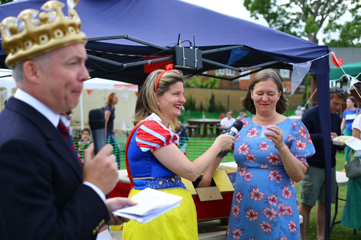 lexiloola's tweet photo. @PutneyFleur helping with the raffle draw at the @StMikesCoE 'Royal Garden Party' Summer Fete this afternoon https://t.co/uEsf0PPC6b