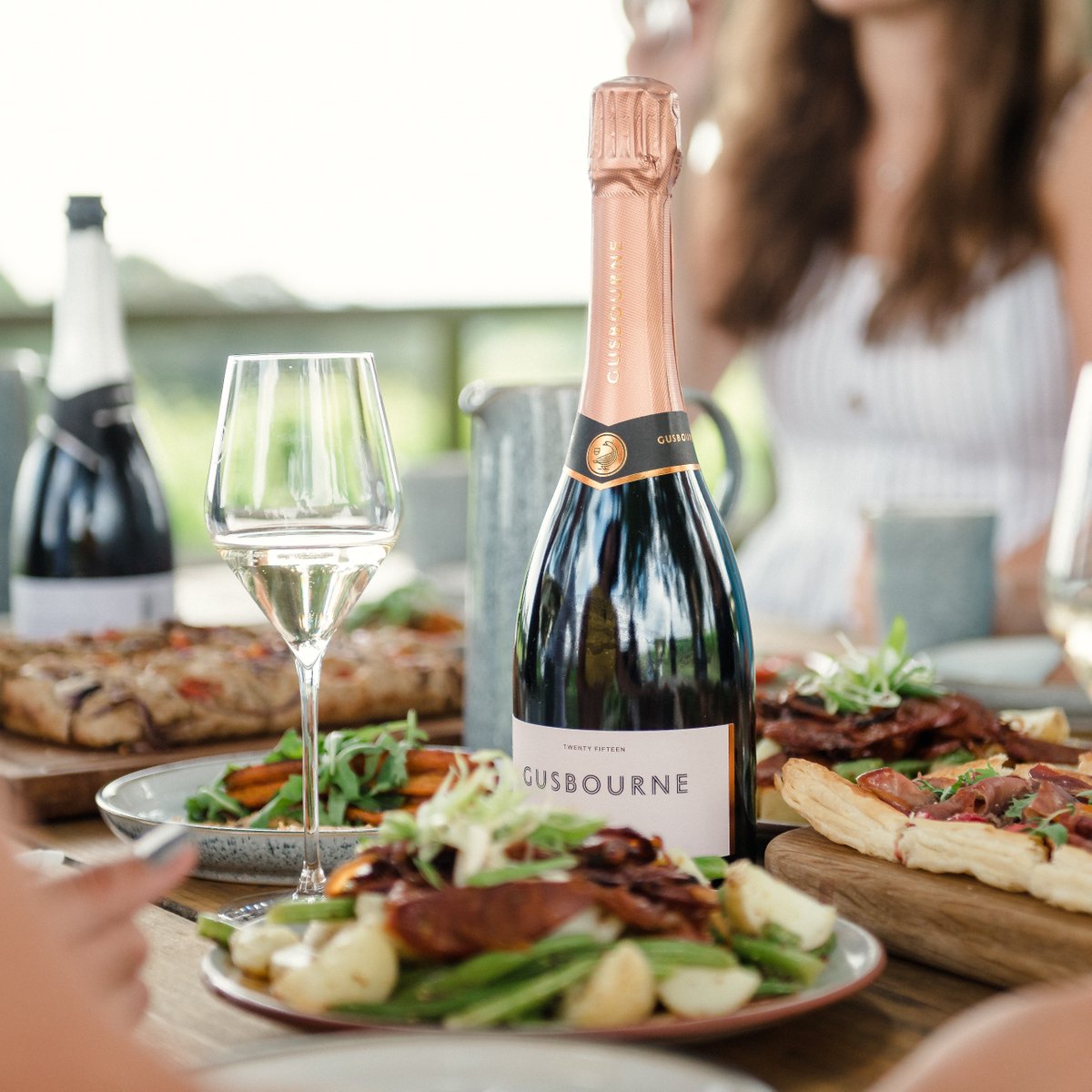 VisitKent's tweet photo. Whether it's a picnic at glorious @Gusbourne or a stroll among the picturesque vines of @ChapelDownWines, there's a way to enjoy #EnglishWineWeek in Kent 🍇🥂 Not sure where to start? Allow us to help: https://t.co/HilCK4ohPw https://t.co/0AFvKZD1dc