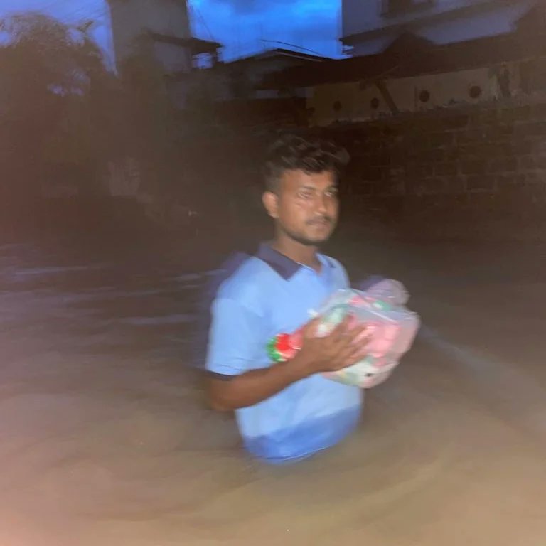 THFAssam's tweet photo. Today as a part of emergency flood relief , we have distributed round 3000 litres of drinking water and foods to the flood affected areas or Baghador , berenga , modhurbond , panchayat road , das colony of Silchar city .

#BarakValleyUnderWater #AssamFloods2022 #prayforassam https://t.co/ZBs84MRL2n