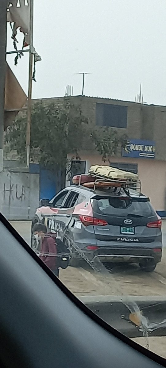 cecibell_ym's tweet photo. Estancados en la #RamiroPriale ya casi una hora. Solo el patrullero hizo maniobras para saltarse el trafico. Ojalá haya sido para aligerar el tema. https://t.co/bRKeoiweBI