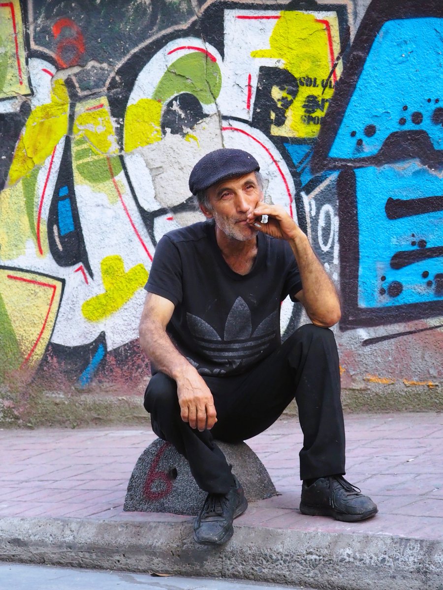 İnsan, beklemekle doludur.