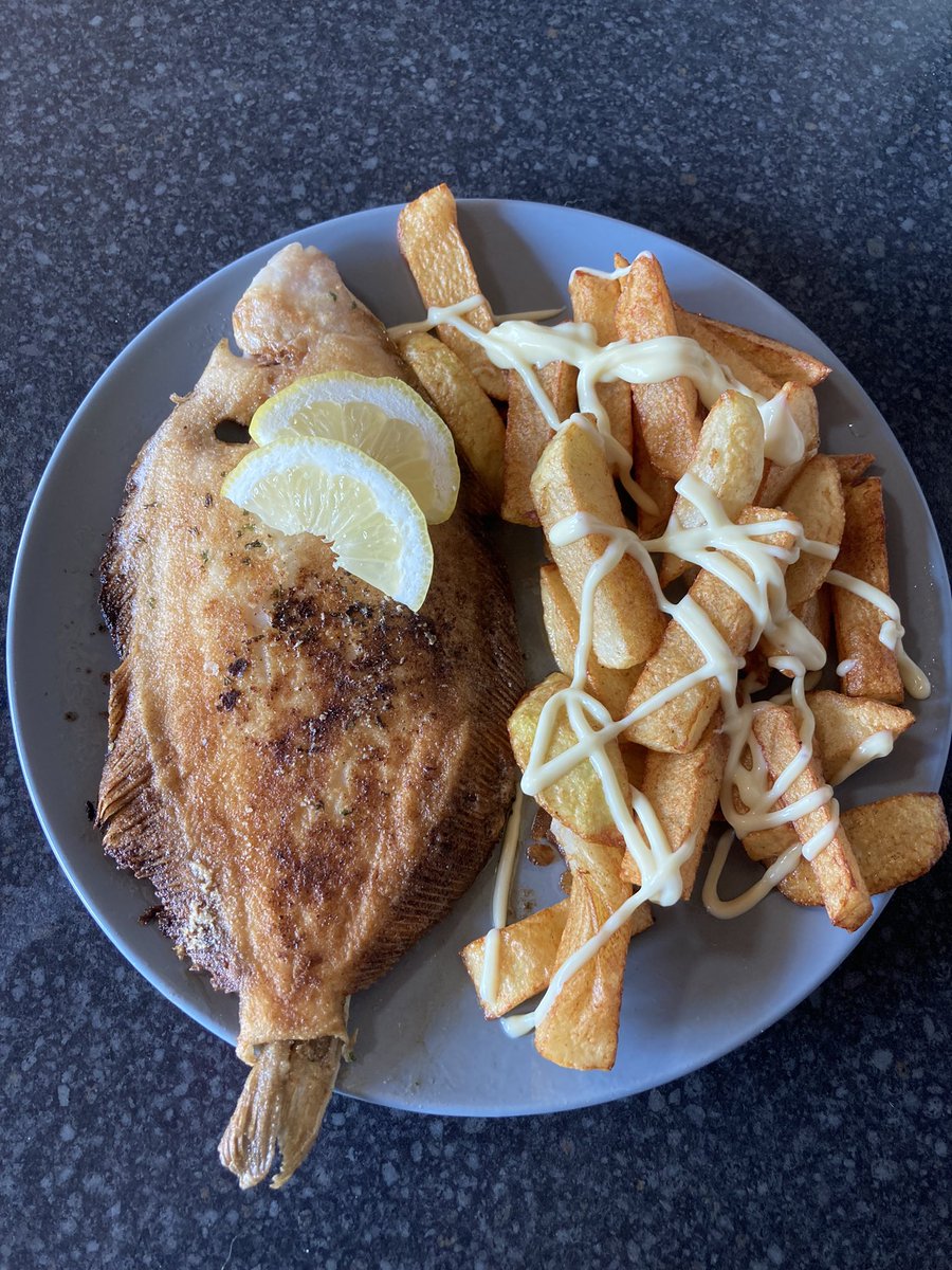 GardenSlowFood's tweet photo. Lemon Sole simply dipped in seasoned flour and pan fried in butter with chips. The guilty pleasure is the salad cream drizzled over the chips. Don’t knock it until you’ve tried it! #SubscriptionFishBox @SSI_Wholesale @NiallSabongi https://t.co/jKPdbhKlwJ