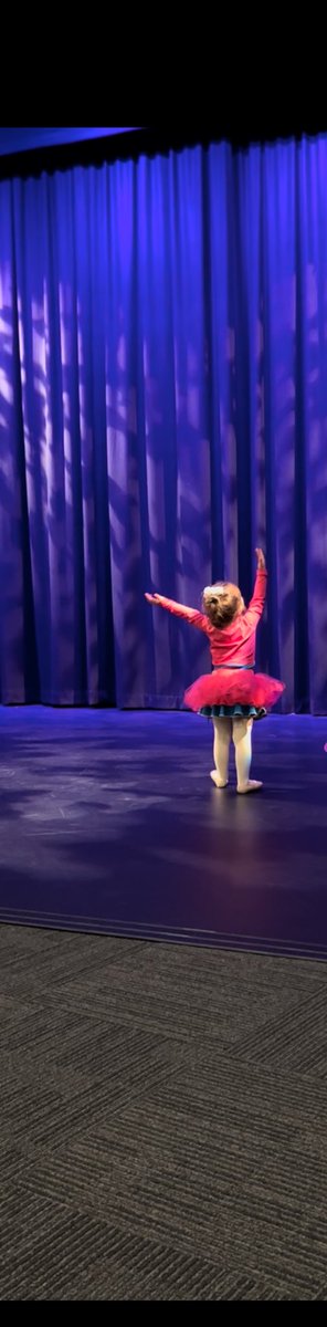 اولین اجرای رقص باله دخترم روی استیج جلوی یه عالمه جمعیت😍 
#رقص_باله 
#سه_سالگی 
#balletdancer #firstperformance #balletkids #dancestruck