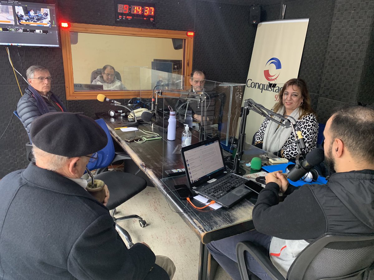 IreneMoreiraUy's tweet photo. Continuando la jornada, junto a  @GuidoManiniRios conversamos con los medios de comunicación de #TreintayTres 
Muchas gracias a los comunicadores por recibirnos!  
#Canal4 #97.3FM #1390AM #1540AM https://t.co/aN6il81qNE
