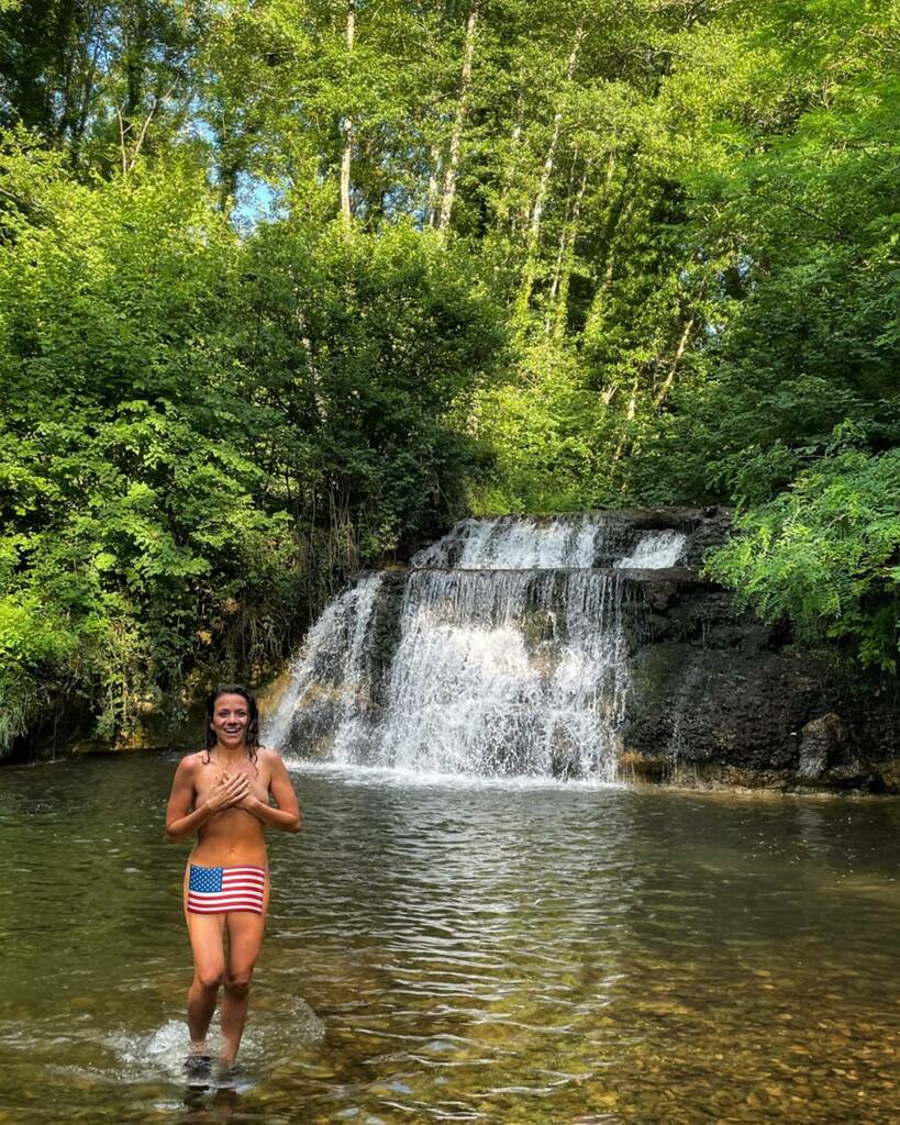 iamangelofoley's tweet photo. Avec Estelle on s’est baigné dans une source naturelle près de la maison. A la base c’était juste une activité innocente pour nous rafraîchir et nous décharger de la semaine. On y est allé spontanément, à poil, sans se préoccuper de savoir si quelqu’un allait nous voir, dire… https://t.co/FkP3Z8FX14