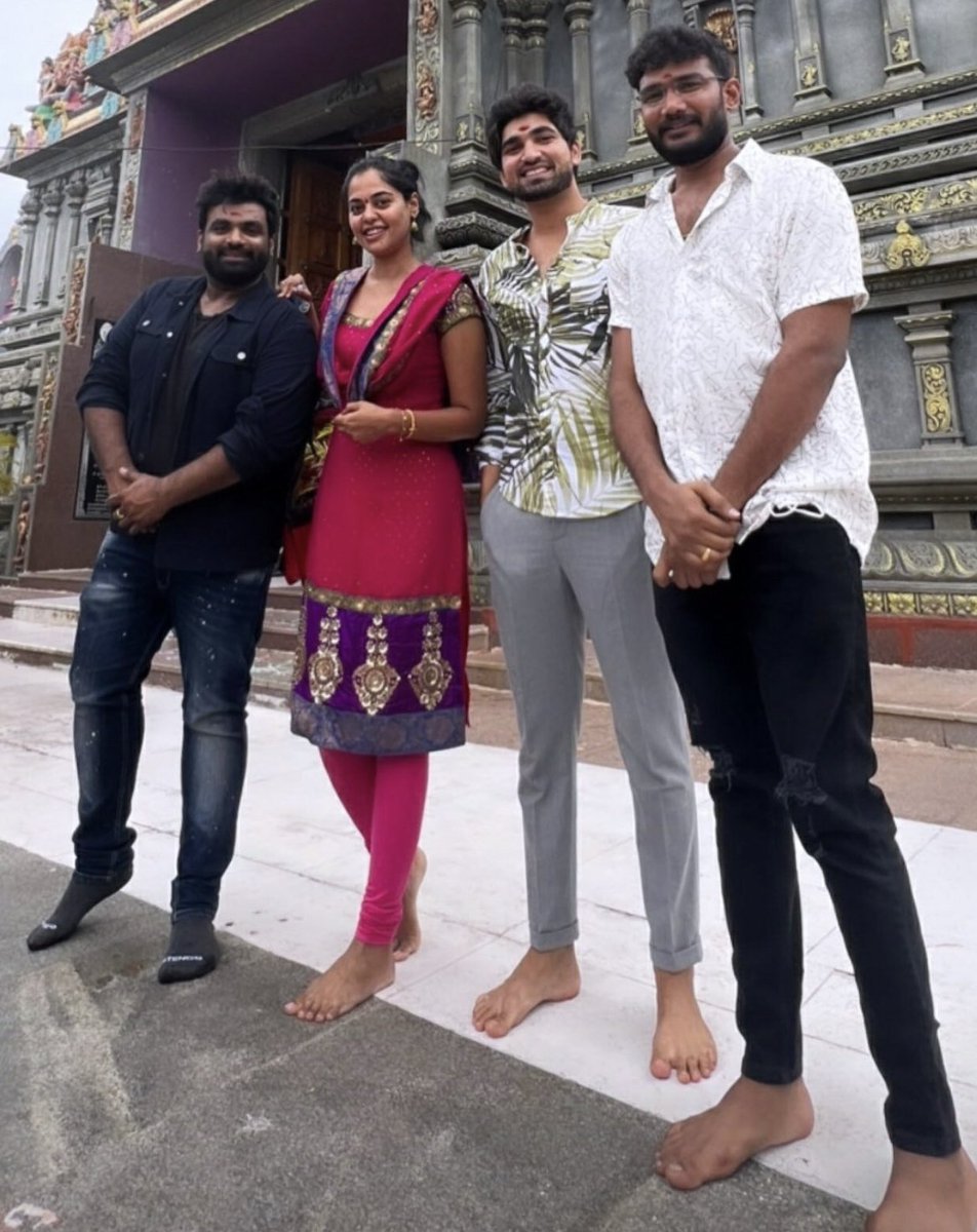 bbRandomViewer's tweet photo. Looks like #BinduMadhavi on purpose avoided standing next to #AnchorShiva so people can stop cropping pics and focus on their friendship rather than hyping xyz bond.Yet,people point few silly reasons to SHIP the TAG!!Delusional &amp; Living in LaLa Land I Say!!🤣😂🙏 #BiggBossNonStop https://t.co/Y6LznrXA7I