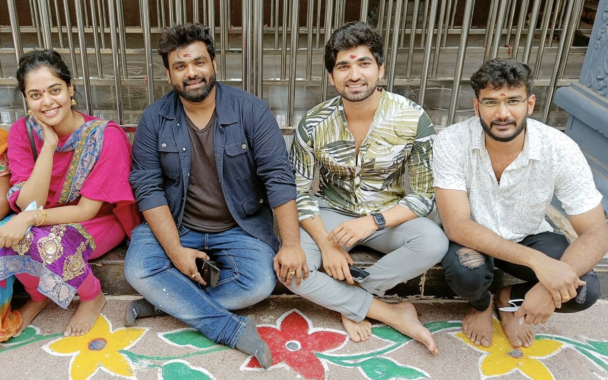 bbRandomViewer's tweet photo. Looks like #BinduMadhavi on purpose avoided standing next to #AnchorShiva so people can stop cropping pics and focus on their friendship rather than hyping xyz bond.Yet,people point few silly reasons to SHIP the TAG!!Delusional &amp; Living in LaLa Land I Say!!🤣😂🙏 #BiggBossNonStop https://t.co/Y6LznrXA7I